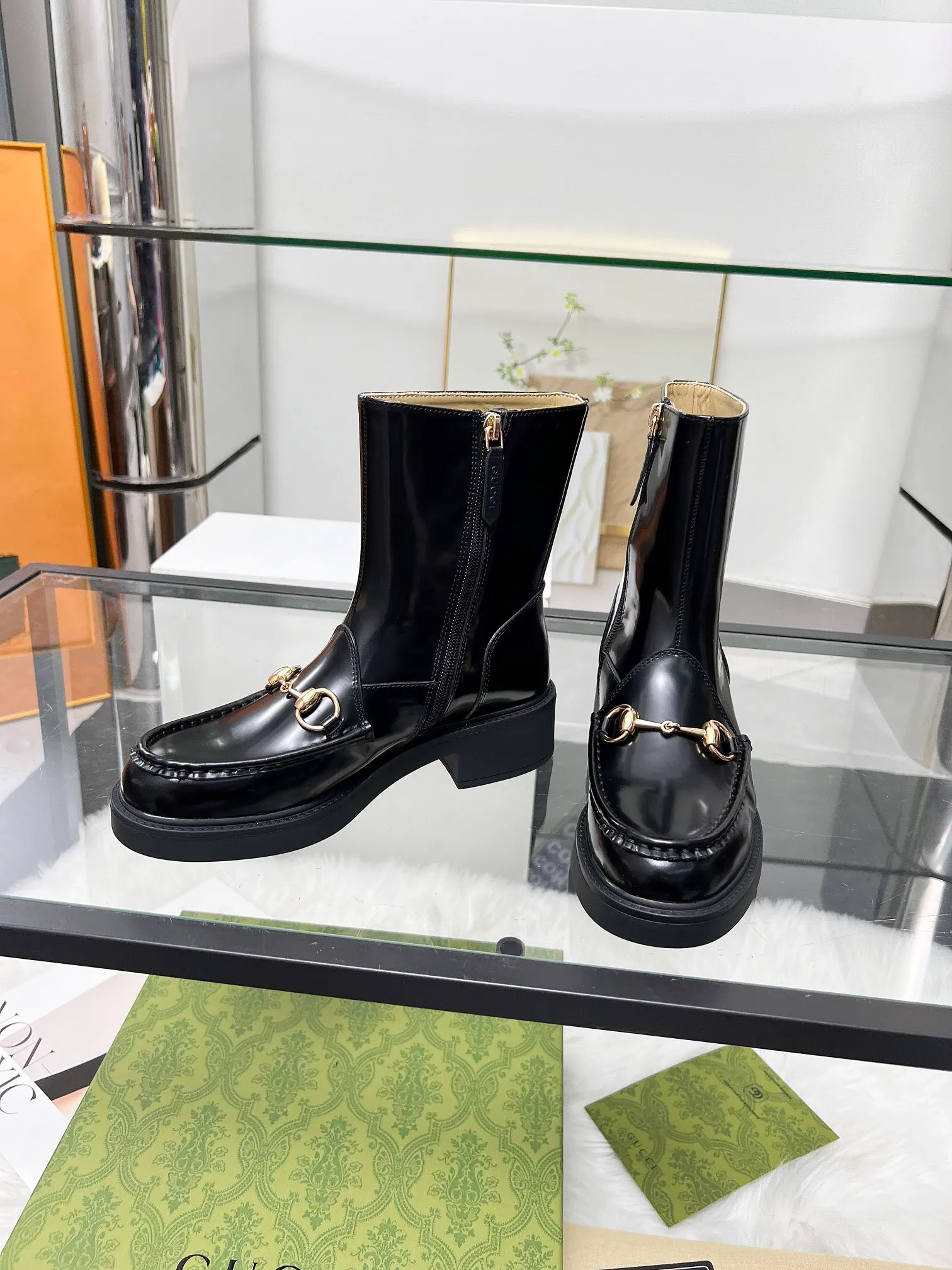 👟👟Ex-factory price 600👟👟 2025 latest version of Gucci GUCCI hot sale✅ 🎉Very easy to match👍Inner zipper design, easy to put on and take off 'Branded buckle Heel height: 6cm Fabric: Cowhide/open edge beads Inner/foot: apricot cowhide 🐂 Outsole PPU material Color: black Code number: 34-40. 34 and 41 42 need to be customized. Packaging: Comes with card and cloth bag.